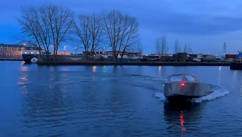 Stilstaand beeld van de boot op het water